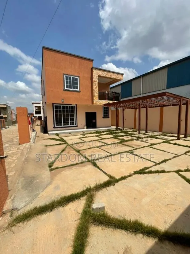 4bdrm Duplex in East Airport for rent · Photo 1