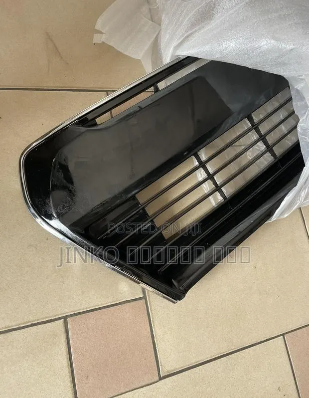 Toyota Corolla 2014-2016 Front Bumper Grille Se/Sport · Photo 1