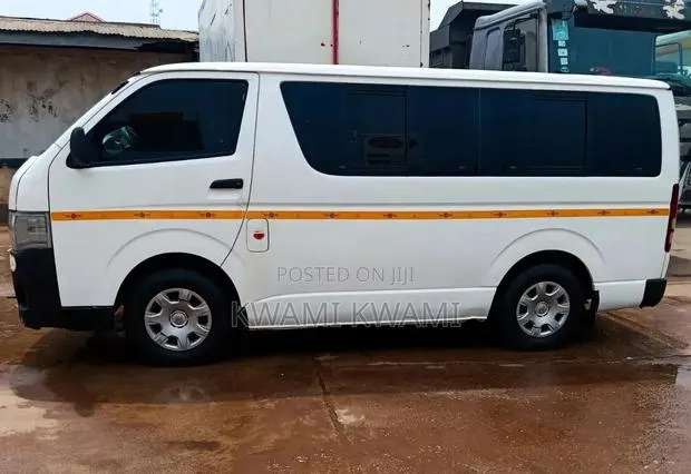 Toyota HiAce 2011 White · Photo 1