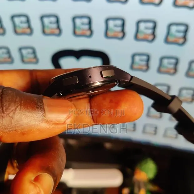 Samsung Galaxy Watch 6 LTE 40mm Black + Case and Screen Protector · Photo 3