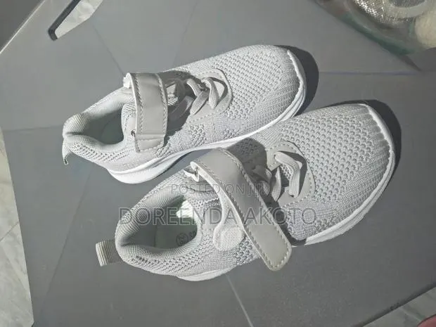 Kids Sneakers Size 22 Light Weight and Breathable · Photo 1