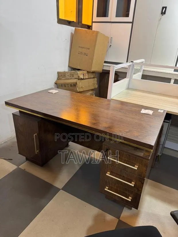 1.4 Mm Office Desk · Photo 1