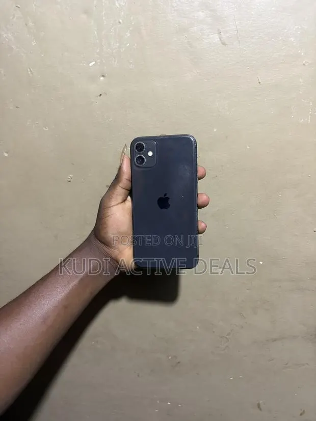 Apple iPhone 11 64 GB Black · Photo 1