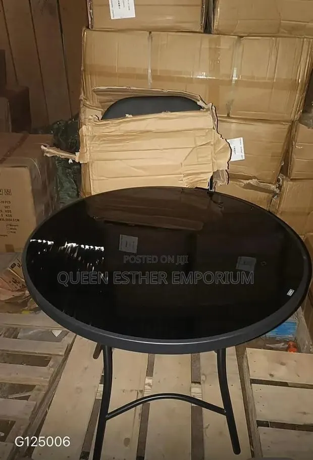 Glass Surface Table · Photo 1