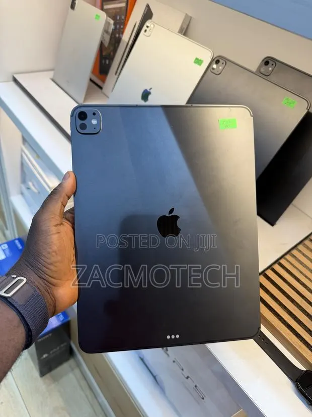 Apple iPad Pro 13 (2025) 512 GB Black · Photo 1