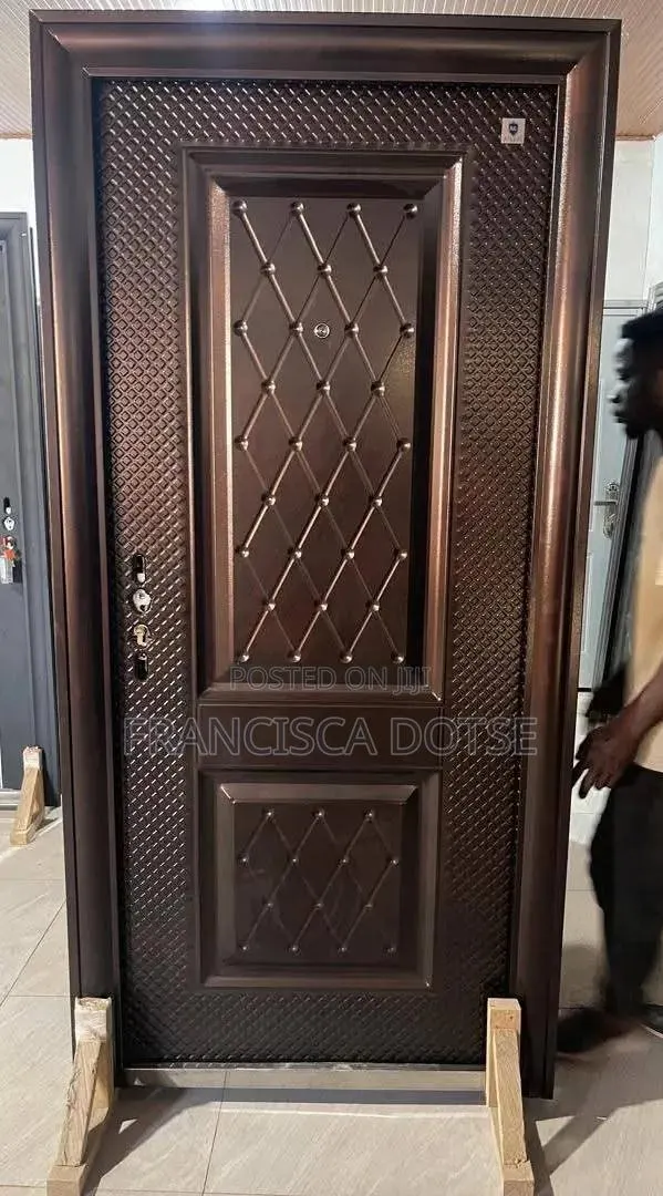 Single Metallic Door · Photo 1