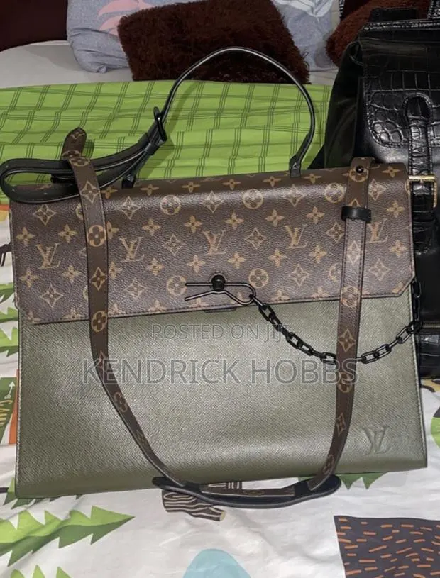 LV Shoulder Bag · Photo 1