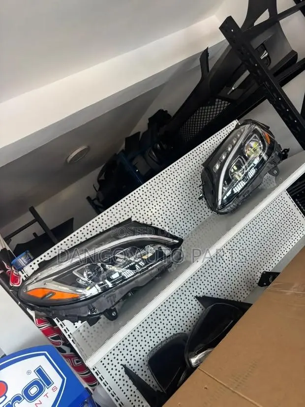Mercedes Benz C300 Headlight Double Charger 2015-2020 Brand New · Photo 1