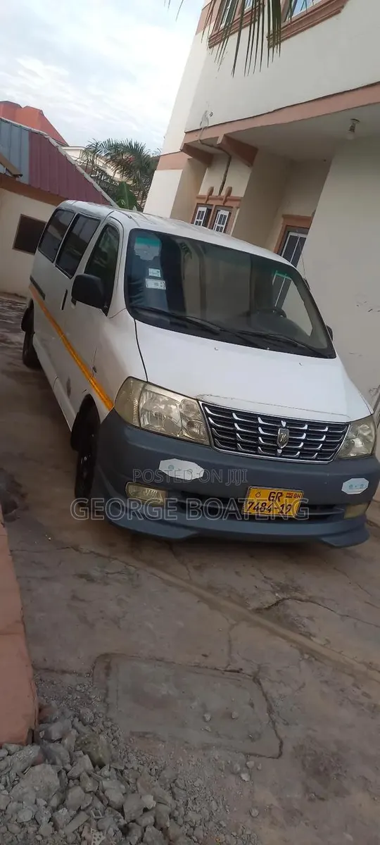 Toyota HiAce 2007 White · Photo 1