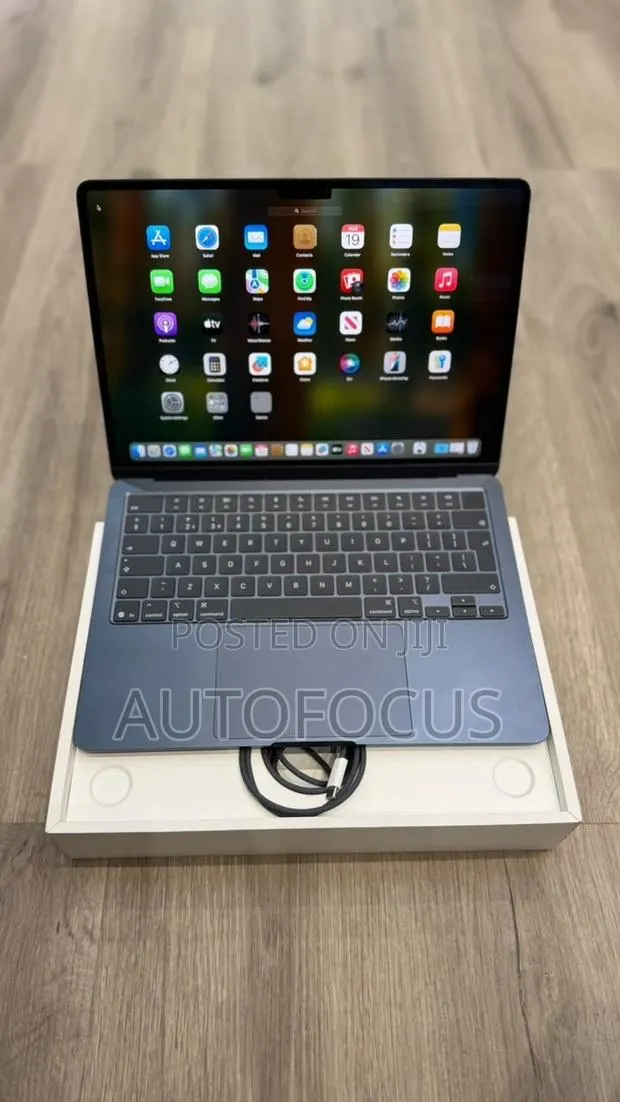 Laptop Apple MacBook Air 2025 M4 16GB Apple M4 SSD 256GB · Photo 1
