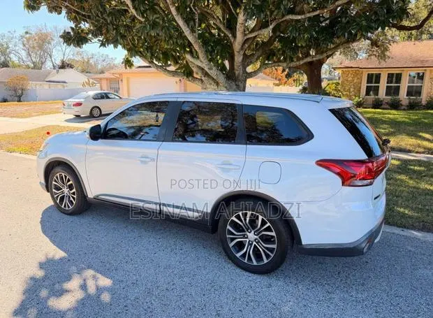 Mitsubishi Outlander SEL FWD 2016 White · Photo 1