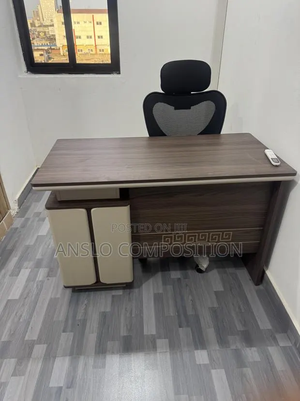 Steeze Portable Office Table · Photo 1