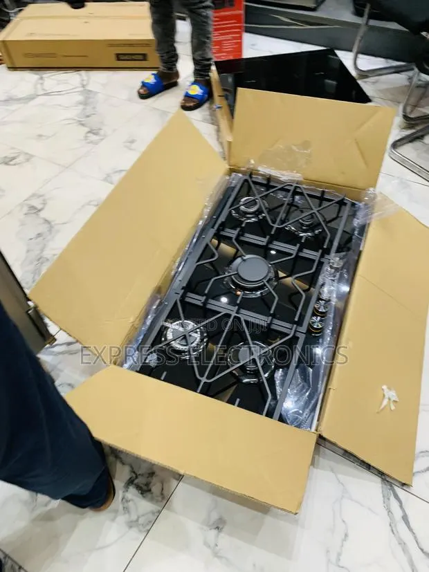 Get a Kenwood Gas Cooker Built in 5burner · Photo 1