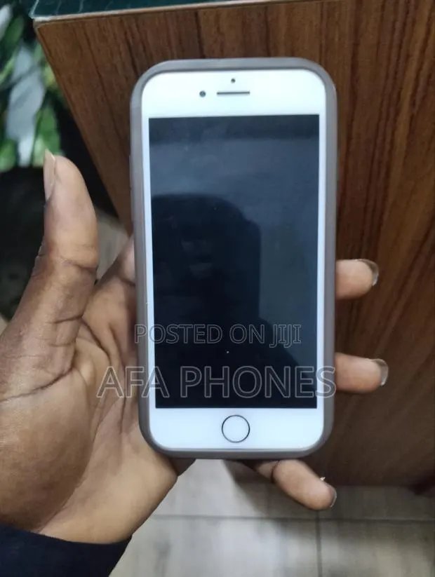 Apple iPhone 7 128 GB Gold · Photo 1