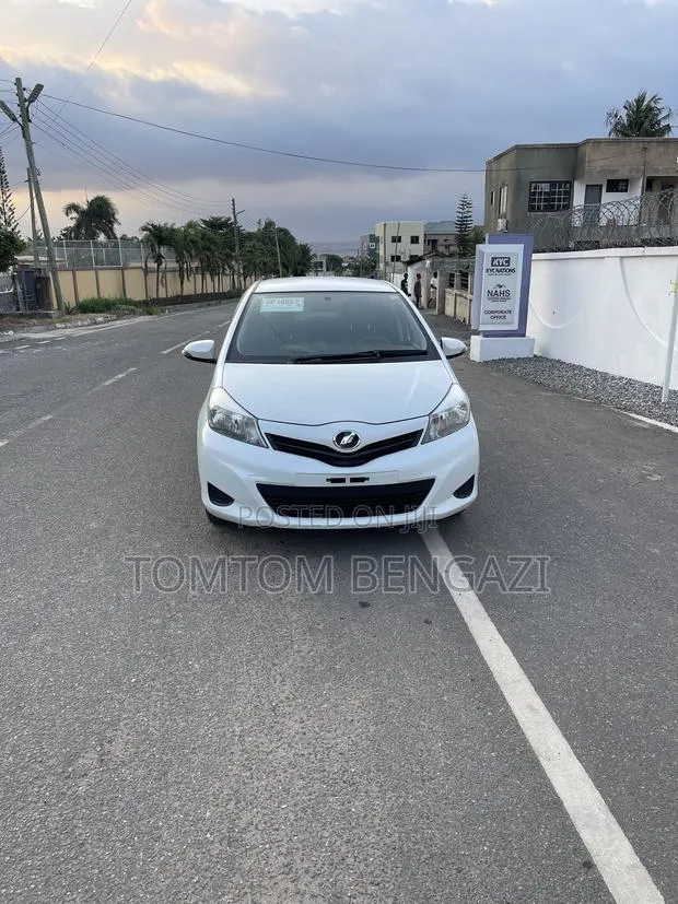 Toyota Vitz 1.3 FWD 5dr 2013 White · Photo 1