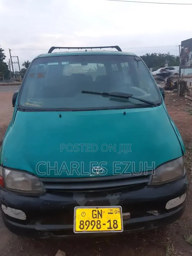 Toyota HiAce 2011 Green · Photo 1