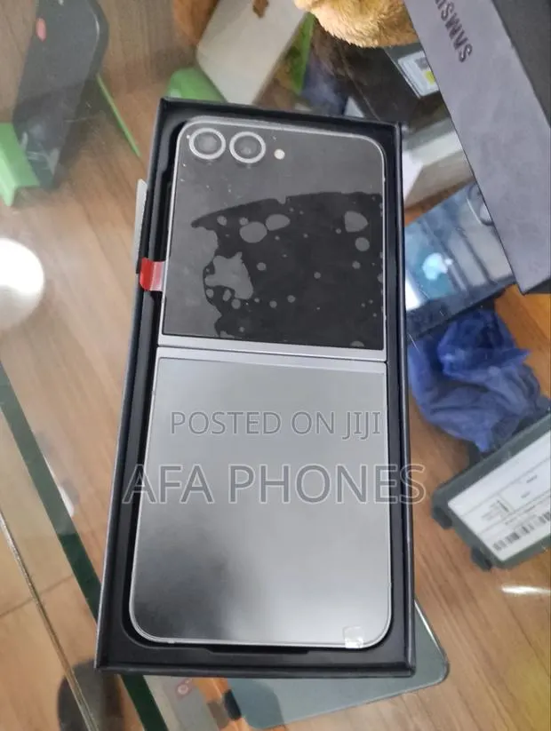 New Samsung Galaxy Z Flip 5 256 GB Gray · Photo 1