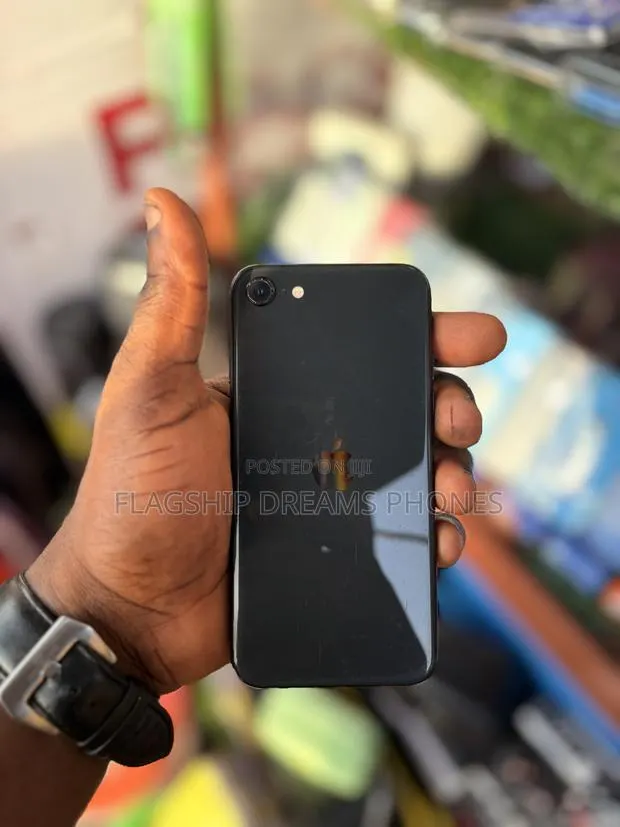 Apple iPhone SE (2020) 64 GB Black · Photo 1