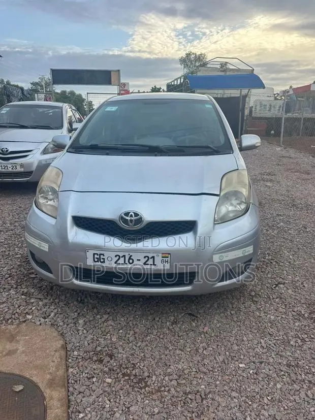Toyota Vitz 1.3 FWD 5dr 2010 Silver · Photo 3
