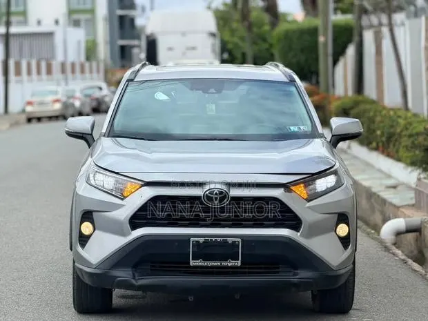 Toyota RAV4 XLE 2021 Silver · Photo 1