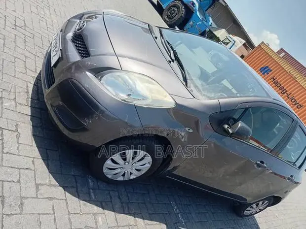 Toyota Yaris 2010 Black · Photo 1