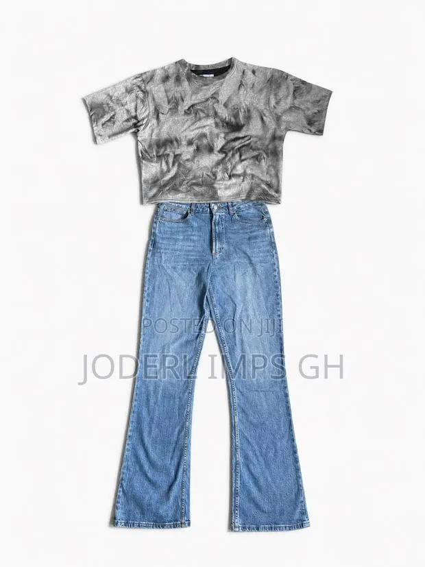 Cropped Top + Flare Jeans · Photo 1