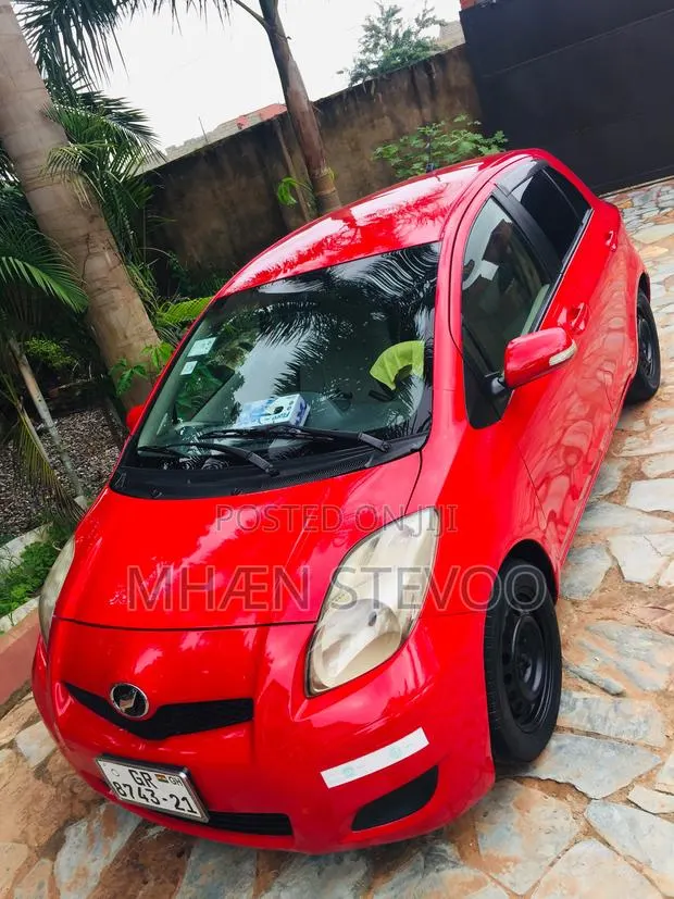 Toyota Vitz 1.3 FWD 3dr 2010 Red · Photo 1