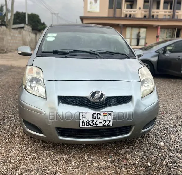Toyota Vitz 1.3 AWD 3dr 2010 Gray · Photo 1