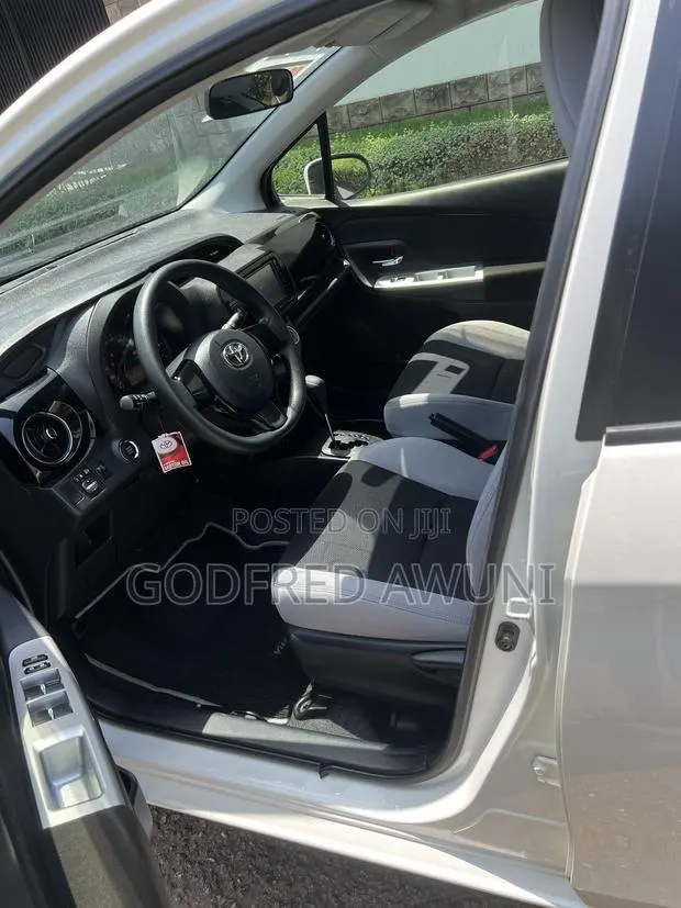 Toyota Vitz 1.3 AWD 5dr 2015 White · Photo 1