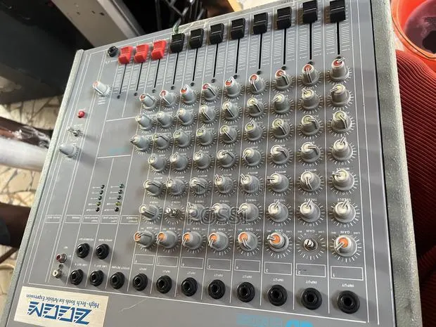 8 Chanel Powered Mixer From Germany · Photo 1