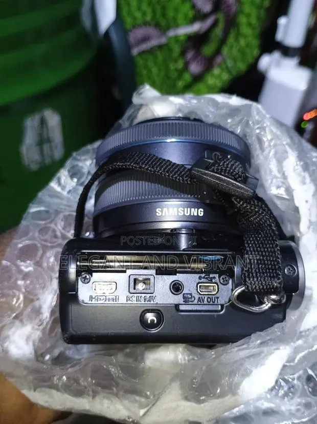 Samsung Nx100 Camera With 20-50mm Lens+ Pentacon 2.8 135mm · Photo 6