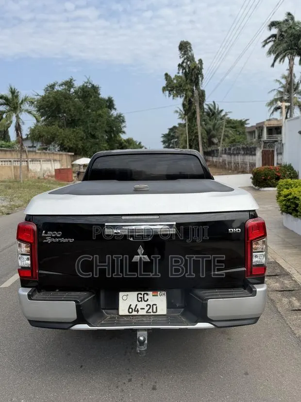 Mitsubishi L200 Double Cab 2.2 4WD 2020 Black · Photo 1