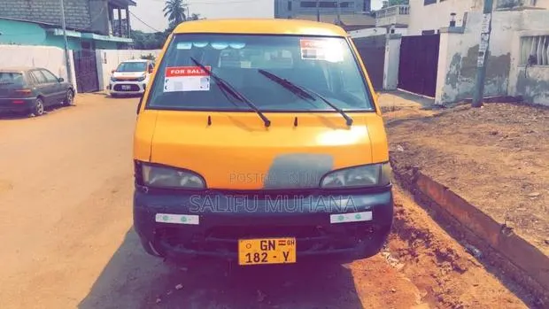 Hyundai H-100 1999 Yellow · Photo 1