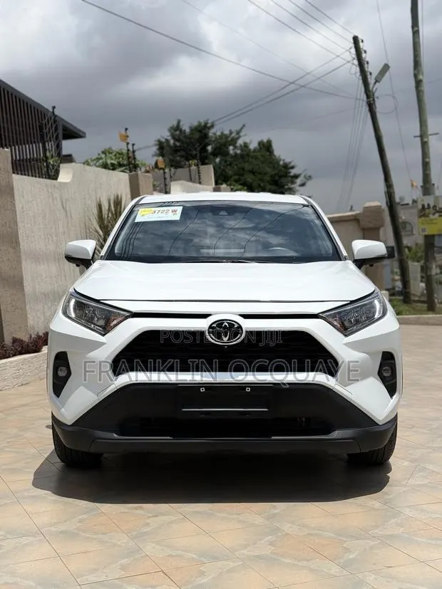 Toyota RAV4 LE 2025 White · Photo 1