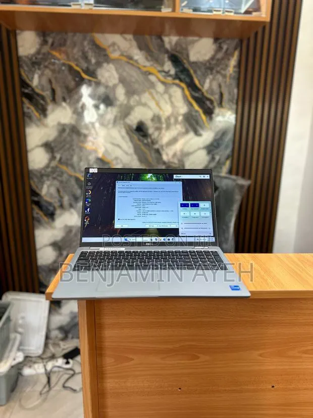 Laptop Dell Latitude 5520 8GB Intel Core i3 SSD 256GB · Photo 1