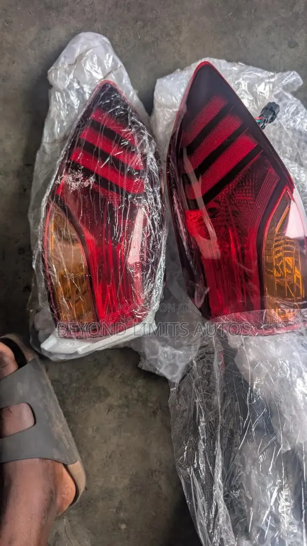 Hyundai Tucson 2019,2020,2021,2022 Tail Light Pair · Photo 1