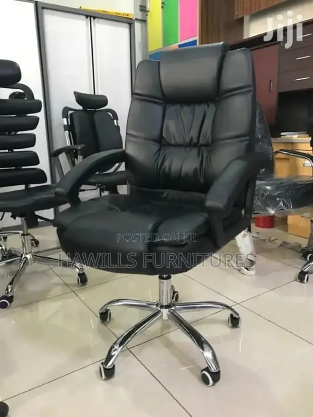 Black Executive Office Chair/Swivel · Photo 1