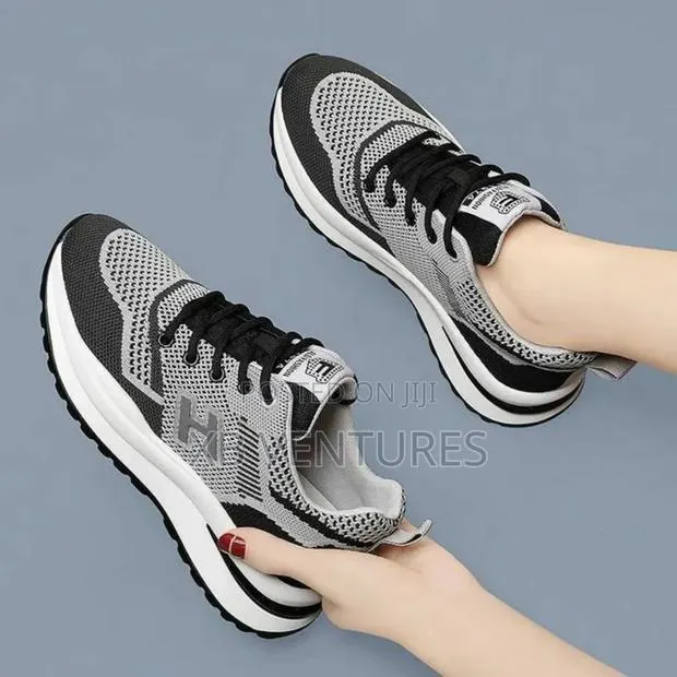 Casual Sneakers · Photo 1