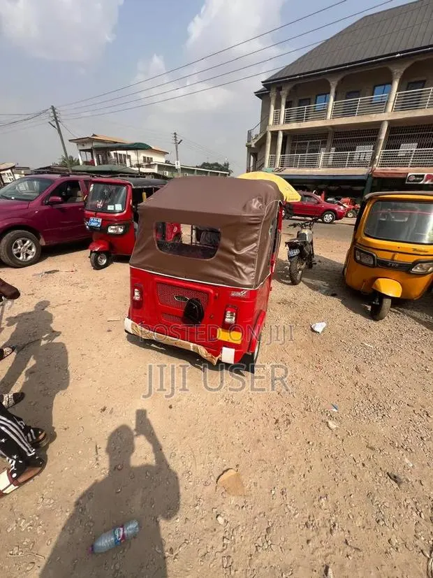 Bajaj RE 2025 Red · Photo 1