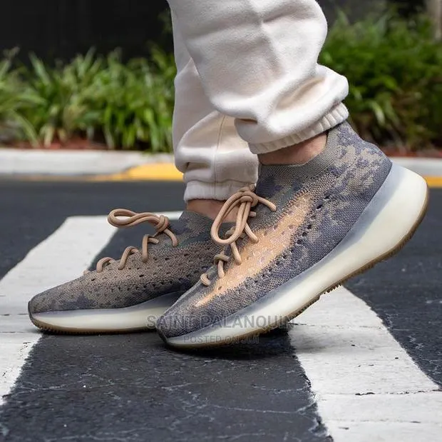 Adiss Yeezy Boost · Photo 1