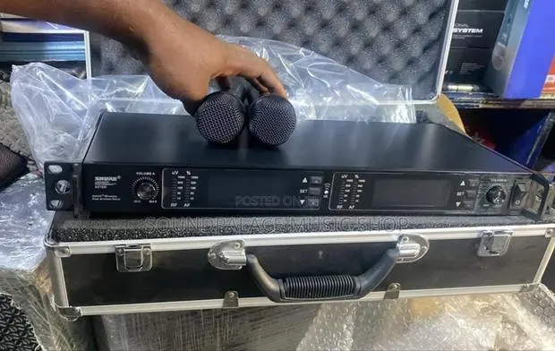 Shure AXT 800 2in1 Professional Handheld Wireless Microphone · Photo 1