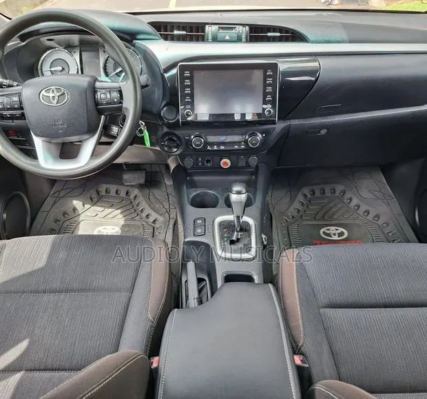 Toyota Hilux 2021 White · Photo 1