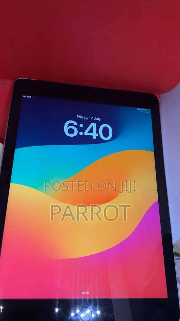 Apple iPad 9.7 32 GB Gray · Photo 1