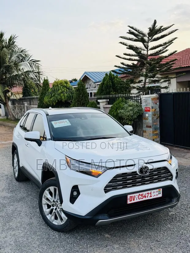 Toyota RAV4 XLE 2025 White