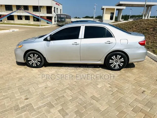 Toyota Corolla LE 4dr Sedan (1.8L 4cyl 4A) 2011 Silver · Photo 3