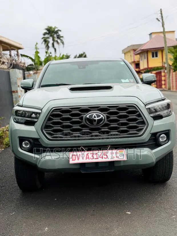 Toyota Tacoma 2023 Green · Photo 1