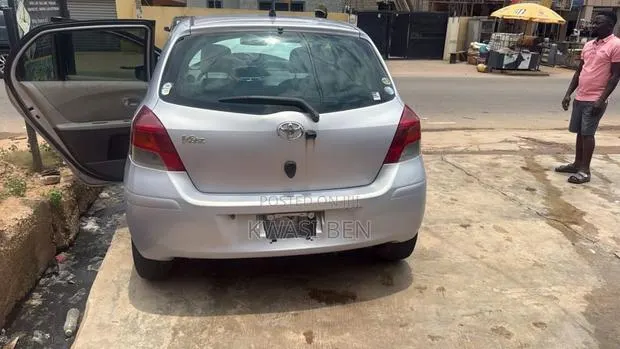Toyota Vitz 2010 Gray · Photo 1