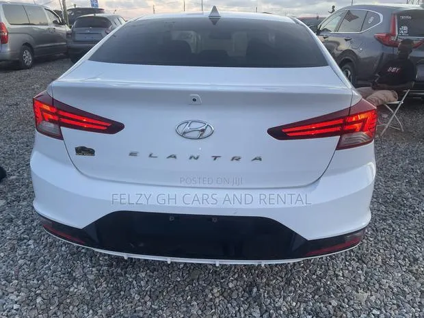 Hyundai Elantra SE 2019 White · Photo 1