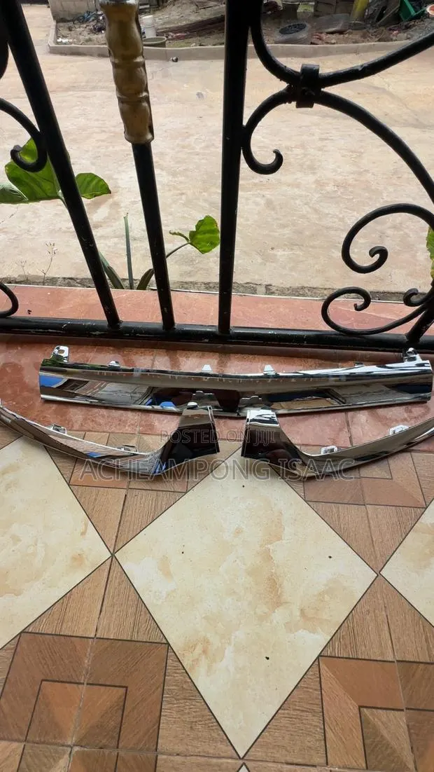 C300 Front Bumper Lip · Photo 1