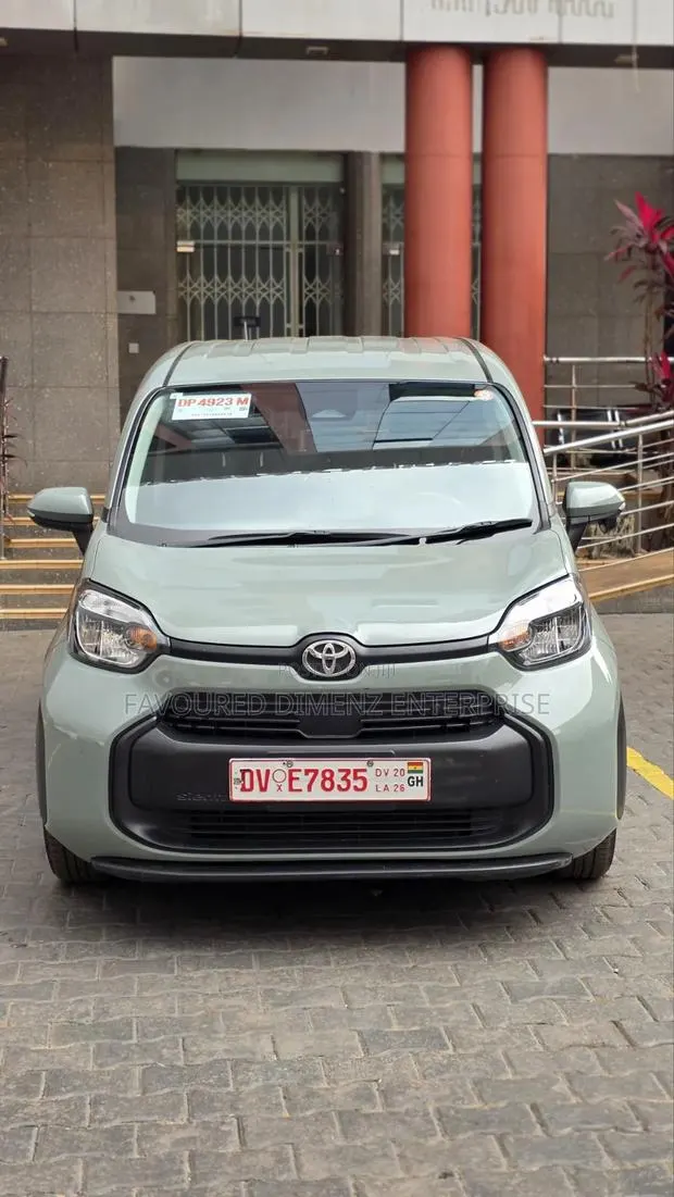 Toyota Sienta 2023 Gray · Photo 1